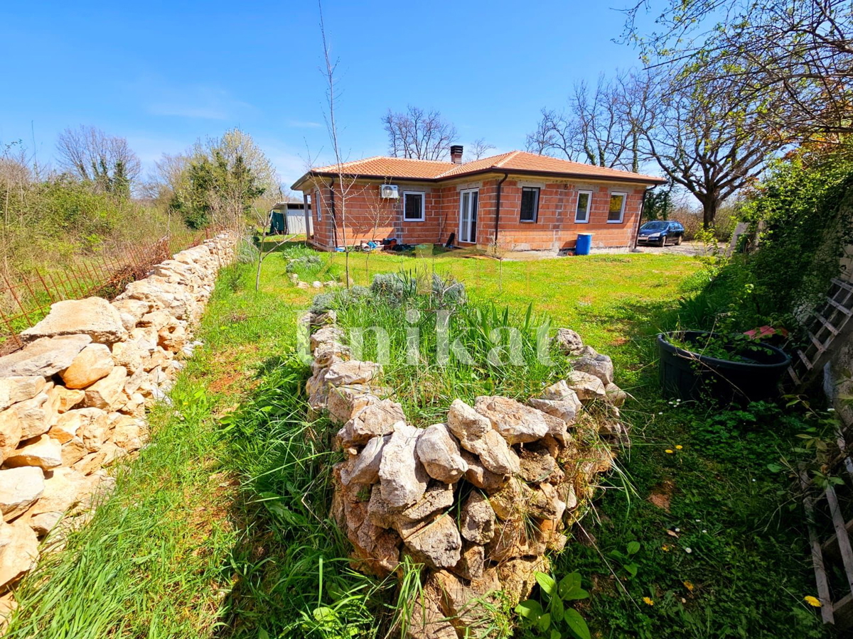 Pritlična hiša brez sosedov 10 km od Poreča - velika vrtna površina